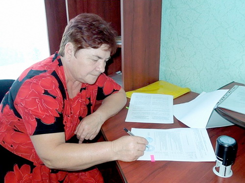 Голова кооперативу Ольга Костенко встигає скрізь: і роботу організувати, й необхідні папери підписати. 